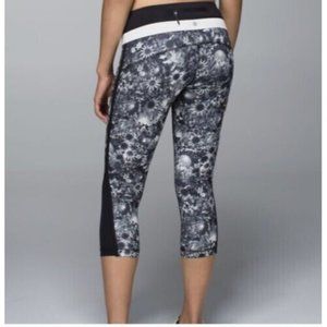 Lululemon Up The Pace Crop Size 6 Flowabunga Black White Flowers Floral Capri